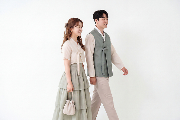 JPG 편집이미지 옷 여자 남자 행복 가방 20대 치마 걷기 전통의상 개량한복 생활한복 의료성형뷰티 편집실사 AI인물포토 AI콘텐츠 전통 잡화 감정 모션 하의 사람 청년 한복 CG 파일형식 AI포토 한국전통 성인 한국 아시아 나라