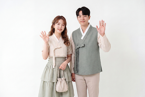 JPG 편집이미지 전통 커플 옷 여자 패션 남자 문화 가방 한국 미소 20대 인사 전통의상 한복 손인사 개량한복 생활한복 손흔들기 의료성형뷰티 편집실사 AI인물포토 AI콘텐츠 한국전통 잡화 아시아 관계 모션 표정 사람 청년 예절 CG 파일형식 AI포토 나라 성인