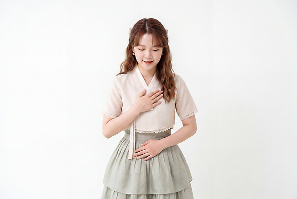 JPG 편집이미지 전통 손 옷 여자 패션 문화 한국 표정 20대 예절 인사 한복 개량한복 생활한복 의료성형뷰티 편집실사 AI인물포토 AI콘텐츠 한국전통 아시아 사람 청년 신체부위 전통의상 CG 파일형식 AI포토 나라 성인