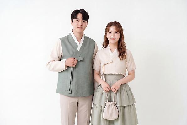 JPG 편집이미지 전통 커플 옷 여자 패션 남자 문화 포즈 가방 한국 미소 20대 한복 개량한복 생활한복 의료성형뷰티 편집실사 AI인물포토 AI콘텐츠 한국전통 잡화 아시아 관계 표정 사람 청년 전통의상 CG 파일형식 AI포토 나라 성인