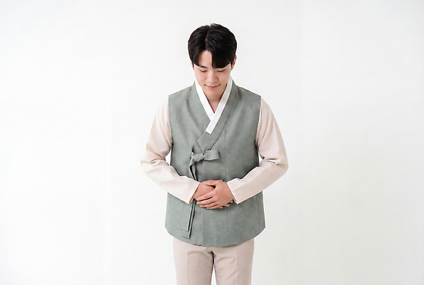 JPG 편집이미지 전통 옷 남자 문화 한국 고개숙이기 20대 예절 한복 개량한복 단정 배꼽인사 생활한복 의료성형뷰티 편집실사 AI인물포토 AI콘텐츠 한국전통 아시아 컨셉 숙이기 사람 청년 인사 전통의상 CG 파일형식 AI포토 나라 포즈 성인