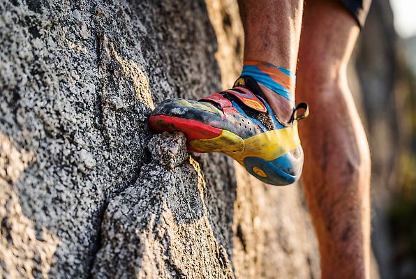 신발 건강 사람 신체부위 등산 등반 바위 밤 야간 CG 생태계 파일형식 AI포토 암벽등반 발 운동 저녁 자연 스포츠 등반화 클라이밍 힘 남자 편집이미지 편집실사 JPG 절벽바위 절벽 의료성형뷰티 AI콘텐츠 AI인물포토