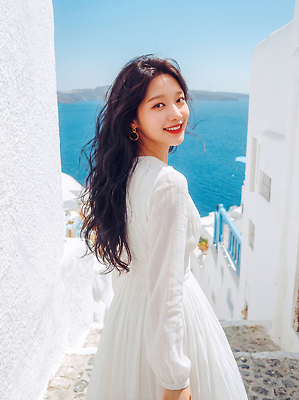 JPG 편집이미지 여자 바다 여행 거리 웃음 풍경 해변 건물 여름 산토리니 의료성형뷰티 편집실사 AI인물포토 AI콘텐츠 건축물 계절 표정 사람 그리스 CG 파일형식 AI포토 건축 유럽 나라