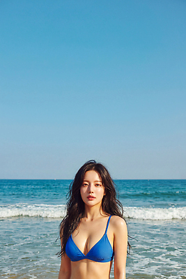 JPG 편집이미지 여자 파도 자연 물놀이 하늘 해변 물 여름 파란색 비키니 햇빛 의료성형뷰티 편집실사 AI인물포토 AI콘텐츠 자연요소 계절 수영복 바다 컬러 놀이 사람 빛 CG 생태계 파일형식 AI포토 옷