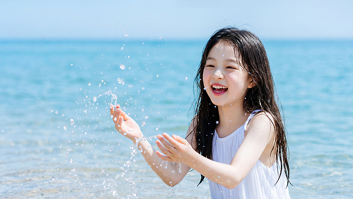 자연요소 계절 여자 감정 어린이 바다 컨셉 놀이 휴가 표정 사람 빛 CG 생태계 액체표현 스플래쉬 파일형식 AI포토 튀는물 해변 물놀이 즐거움 웃음 물 해수욕 여름 자연 편집이미지 편집실사 JPG 햇빛 소녀 감성 청량 의료성형뷰티 AI콘텐츠 AI인물포토