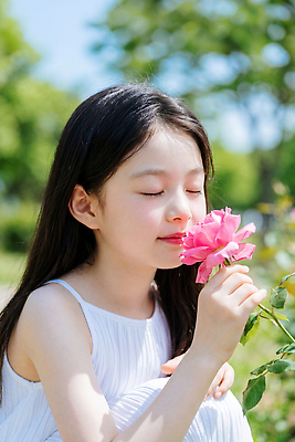 JPG 편집이미지 공원 꽃 어린이 꽃밭 자연 소녀 여름 햇빛 장미 평화 향기 감성 의료성형뷰티 청량 편집실사 AI인물포토 AI콘텐츠 식물 계절 공공시설 여자 컨셉 사람 빛 CG 생태계 냄새 파일형식 AI포토 시설