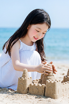 JPG 편집이미지 어린이 모래 자연 놀이 하늘 소녀 해변 여름 모래사장 햇빛 즐거움 모래성 감성 모래놀이 의료성형뷰티 청량 편집실사 AI인물포토 AI콘텐츠 계절 여자 감정 바다 컨셉 사람 빛 CG 생태계 파일형식 AI포토