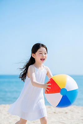 JPG 편집이미지 어린이 놀이 하늘 날씨 웃음 소녀 해변 여름 햇빛 비치볼 즐거움 감성 의료성형뷰티 청량 편집실사 AI인물포토 AI콘텐츠 계절 여자 감정 바다 컨셉 공 바캉스용품 표정 사람 빛 CG 파일형식 AI포토 오브젝트