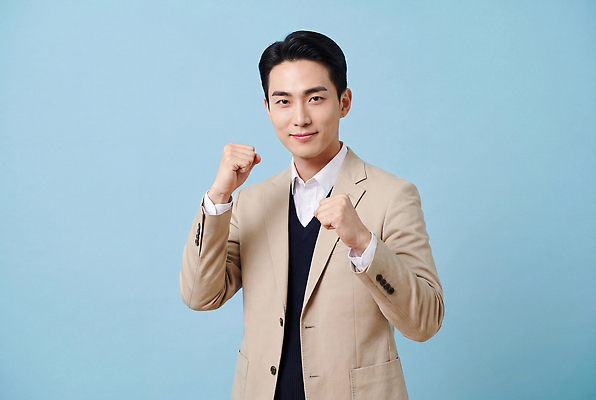 JPG 편집이미지 옷 남자 스포츠 포즈 표정 미소 정장 일상 촬영 주먹 자신감 의료성형뷰티 편집실사 AI포토 AI인물포토 AI콘텐츠 감정 모션 사람 라이프 CG 파일형식 생활