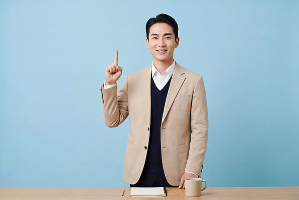 JPG 편집이미지 손 옷 남자 포즈 비즈니스 탁자 직장 미소 컵 사무실 공책 소통 의료성형뷰티 편집실사 AI포토 AI인물포토 AI콘텐츠 식기 가구 컨셉 회사 문구용품 표정 사람 신체부위 CG 파일형식 생활용품 오브젝트