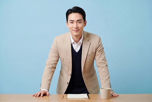 JPG 편집이미지 남자 비즈니스 서기 미소 컵 촬영 공책 업무 책상 준비 소통 의료성형뷰티 편집실사 AI포토 AI인물포토 AI콘텐츠 식기 가구 컨셉 모션 문구용품 표정 사람 작업 CG 파일형식 생활용품 오브젝트