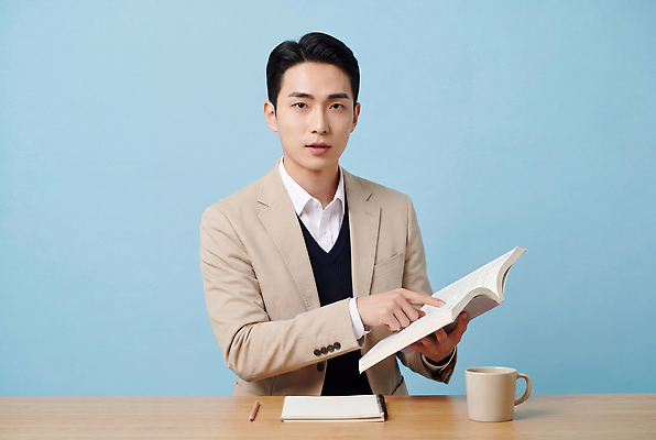 JPG 편집이미지 손 교육 남자 탁자 설명 책 컵 학습 공책 교양 가리킴 의료성형뷰티 편집실사 AI포토 AI인물포토 AI콘텐츠 식기 가구 모션 문구용품 사람 손짓 신체부위 CG 파일형식 생활용품 오브젝트