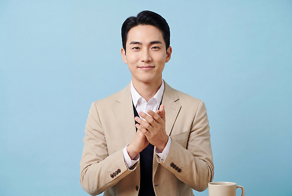 JPG 편집이미지 손 남자 감정 표정 미소 웃음 머그컵 소통 베이지색 의료성형뷰티 편집실사 AI포토 AI인물포토 AI콘텐츠 컬러 컨셉 사람 신체부위 컵 CG 파일형식 식기