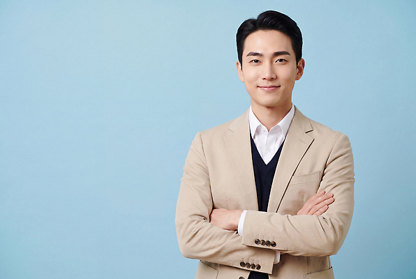 JPG 편집이미지 패션 남자 직장 표정 미소 캐주얼 팔짱 촬영 인터뷰 프로필 의료성형뷰티 스타일 편집실사 AI포토 AI인물포토 AI콘텐츠 옷 회사 모션 사람 CG 파일형식 비즈니스