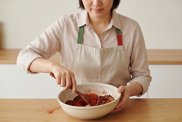 JPG 편집이미지 그릇 손 여자 음식 재료 주방용품 요리 일상 주방 숟가락 양념 혼합 레시피 요리중 의료성형뷰티 편집실사 AI포토 AI인물포토 AI콘텐츠 식기 생활용품 모션 수저 사람 라이프 신체부위 CG 파일형식 생활 오브젝트