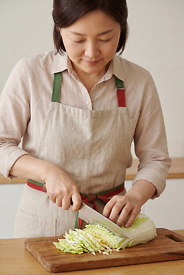 JPG 편집이미지 여자 채소 재료 식탁 주방용품 요리 주방 조리복 자르기 요리중 나무도마 음식준비 의료성형뷰티 편집실사 AI포토 AI인물포토 AI콘텐츠 생활용품 유니폼 모션 탁자 도마 사람 목재 CG 준비 파일형식 나무 옷 가구 오브젝트 식물