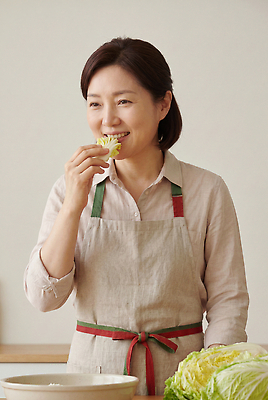 JPG 편집이미지 여자 음식 채소 건강 요리 미소 일상 주방 앞치마 먹기 요리준비 의료성형뷰티 편집실사 AI포토 AI인물포토 AI콘텐츠 모션 표정 사람 라이프 CG 준비 파일형식 생활