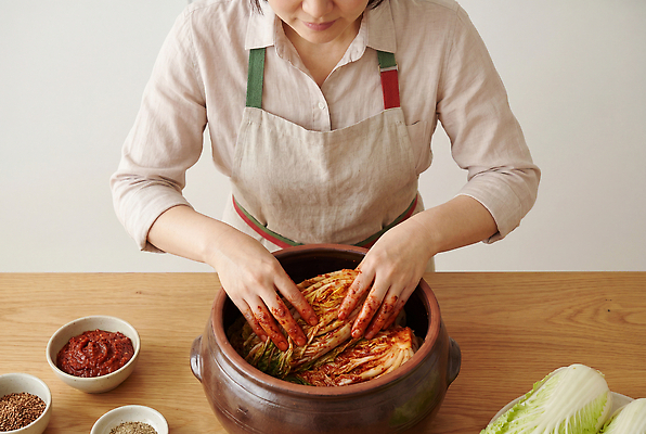 JPG 편집이미지 손 여자 한식 채소 재료 김치 마늘 요리 주방 전통음식 양념 배추 고춧가루 식사준비 의료성형뷰티 편집실사 AI포토 AI인물포토 AI콘텐츠 전통 음식 사람 신체부위 가루 CG 준비 파일형식