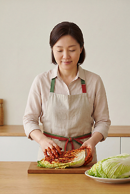 JPG 편집이미지 손 여자 음식 재료 주방용품 요리 주방 신선 작업 양념 배추 준비 김장 다듬기 의료성형뷰티 편집실사 AI포토 AI인물포토 AI콘텐츠 생활용품 채소 모션 사람 신체부위 CG 파일형식 오브젝트