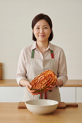 JPG 편집이미지 전통 손 음식 재료 가족 주방용품 김치 한국 요리 주방 배추 주부 의료성형뷰티 편집실사 AI포토 AI인물포토 AI콘텐츠 아시아 한식 생활용품 채소 관계 신체부위 CG 파일형식 나라 사람 오브젝트
