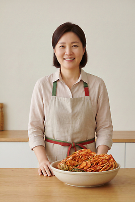 JPG 편집이미지 전통 그릇 여자 한식 음식 재료 반찬 요리 미소 주방 요리사 묘기 준비 의료성형뷰티 편집실사 AI포토 AI인물포토 AI콘텐츠 직업 식기 표정 사람 CG 파일형식