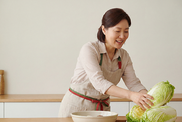 JPG 편집이미지 손 여자 채소 재료 요리 미소 일상 주방 신선 배추 준비 다듬기 의료성형뷰티 편집실사 AI포토 AI인물포토 AI콘텐츠 모션 표정 사람 라이프 신체부위 CG 파일형식 생활