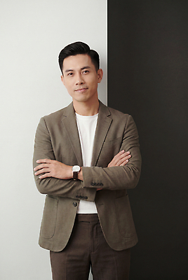 JPG 편집이미지 옷 남자 예술 포즈 실내 표정 팔짱 공백 공간 의료성형뷰티 편집실사 AI포토 AI인물포토 AI콘텐츠 모션 사람 내부 CG 파일형식