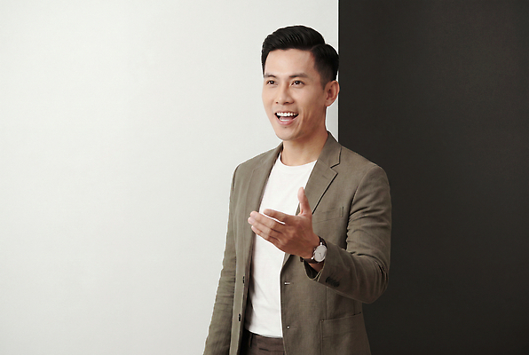 JPG 편집이미지 남자 회의 스튜디오 표정 말하기 사람 정장 손짓 스크린 발표 의료성형뷰티 편집실사 AI포토 AI인물포토 AI콘텐츠 옷 비즈니스 모션 CG 파일형식