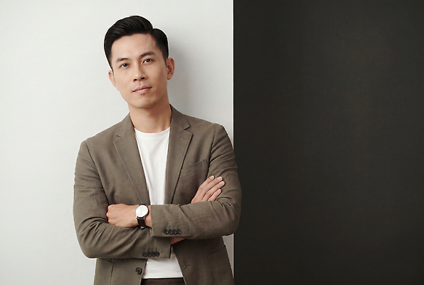 JPG 편집이미지 옷 남자 벽 포즈 비즈니스 사람 팔짱 직장인 의료성형뷰티 편집실사 AI포토 AI인물포토 AI콘텐츠 직업 모션 CG 파일형식