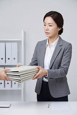 JPG 편집이미지 여자 남자 협력 직장 대화 사무실 업무 책상 전달 문서 서류함 의료성형뷰티 편집실사 AI포토 AI인물포토 AI콘텐츠 가구 회사 비즈니스 말하기 사람 사무용품 작업 CG 파일형식 생활용품 모션 문구용품 오브젝트