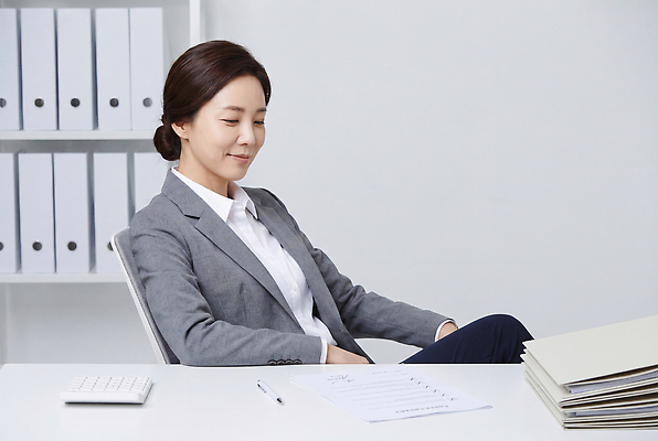 JPG 편집이미지 여자 생각 직장 앉기 사무실 정보 업무 조직 집중 문서 조용 키패드 의료성형뷰티 편집실사 AI포토 AI인물포토 AI콘텐츠 컨셉 회사 비즈니스 모션 사람 작업 CG 파일형식