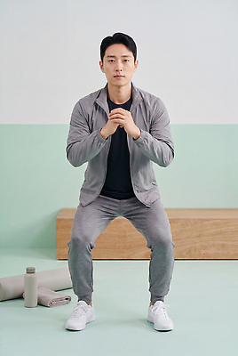 JPG 편집이미지 남자 실내 건강 운동복 운동 헬스 스트레칭 힘 집중 연습 의료성형뷰티 스쿼트 편집실사 AI포토 AI인물포토 AI콘텐츠 옷 컨셉 사람 내부 CG 파일형식 운동자세