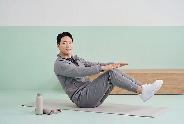 JPG 편집이미지 남자 건강 수건 운동 헬스 매트 웨이트트레이닝 물병 집중 연습 의료성형뷰티 코어운동 편집실사 AI포토 AI인물포토 AI콘텐츠 컨셉 사람 위생용품 물통 CG 파일형식 생활용품 오브젝트