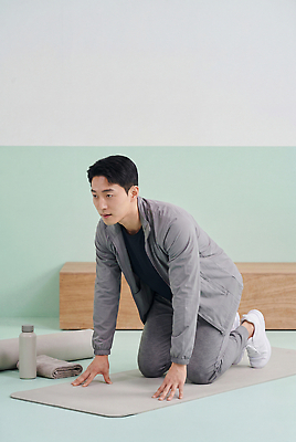 JPG 편집이미지 옷 남자 벽 포즈 실내 운동복 운동 운동기구 헬스 물병 준비 무릎 의료성형뷰티 편집실사 AI포토 AI콘텐츠 건강 사람 내부 신체부위 물통 CG 파일형식