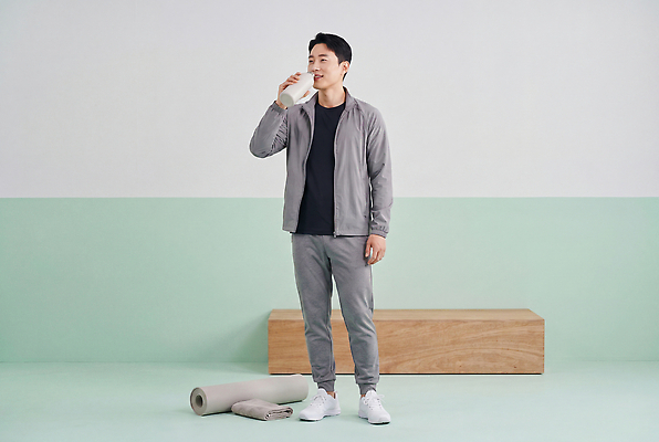 JPG 편집이미지 남자 스포츠 요가 휴식 실내 건강 물 운동복 운동 운동기구 헬스 매트 의료성형뷰티 편집실사 AI포토 AI콘텐츠 자연요소 웰빙 옷 컨셉 사람 내부 CG 파일형식