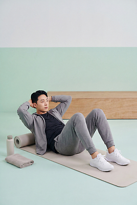 JPG 편집이미지 남자 다이어트 실내 건강 운동복 운동 헬스 매트 집중 복근 피로회복 의료성형뷰티 편집실사 AI포토 AI인물포토 AI콘텐츠 옷 컨셉 근육 사람 내부 CG 회복 파일형식