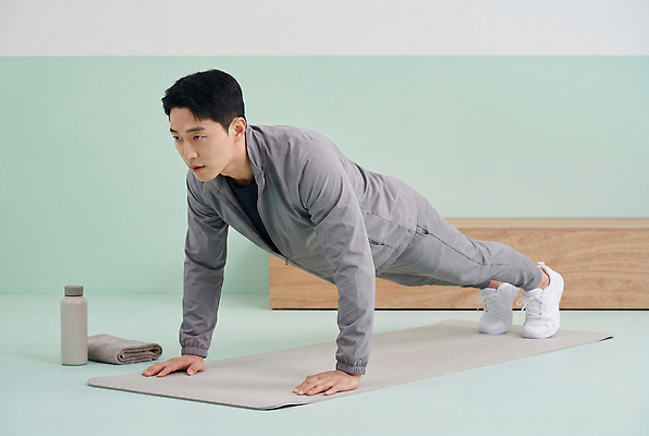 JPG 편집이미지 남자 신체 근육 실내 건강 운동복 수건 운동 헬스 매트 물병 팔굽혀펴기 의료성형뷰티 편집실사 AI포토 AI인물포토 AI콘텐츠 옷 사람 내부 위생용품 물통 CG 파일형식 생활용품 오브젝트