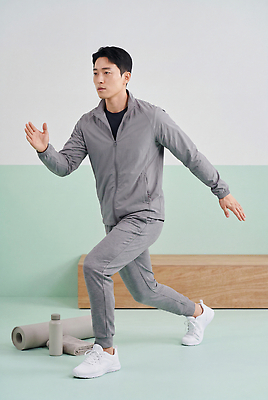 JPG 편집이미지 남자 스포츠 거실 실내 건강 운동복 조깅 운동 운동기구 헬스 집중 의료성형뷰티 편집실사 AI포토 AI인물포토 AI콘텐츠 옷 컨셉 사람 내부 CG 파일형식