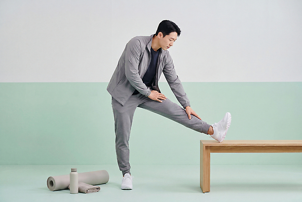 JPG 편집이미지 남자 포즈 운동화 요가 실내 건강 운동복 운동 헬스 스트레칭 매트 다리 팔 의료성형뷰티 편집실사 AI포토 AI인물포토 AI콘텐츠 웰빙 옷 신발 사람 내부 신체부위 CG 파일형식