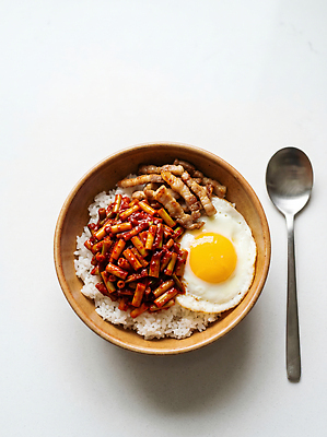 JPG 편집이미지 그릇 한식 음식 식탁 밥 육류 요리 유행 계란 숟가락 식사 소스 비빔밥 한그릇 마늘종 편집실사 1 식기 줄기 식재료 탁자 수저 마늘 알 양념 CG 파일형식 식물 가구 채소 생활용품 오브젝트