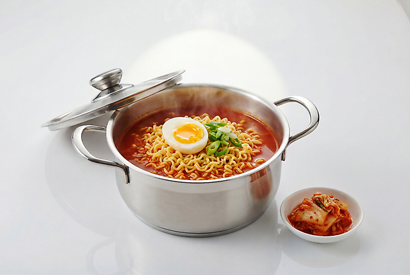 한식 음식 가구 채소 알 면류 솥 CG 파일형식 AI콘텐츠 라면 냄비 김치 계란 파 식사 요리 탁자 국물 편집이미지 편집실사 JPG AI포토