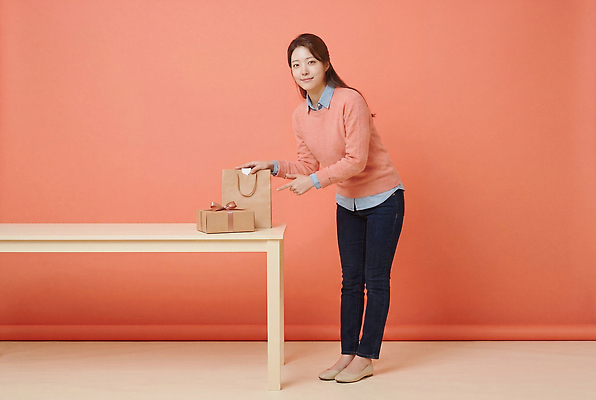 JPG 편집이미지 여자 패션 기념일 분홍색 가방 포장 탁자 선물 미소 쇼핑 생일 준비 의료성형뷰티 편집실사 AI포토 AI인물포토 AI콘텐츠 잡화 컬러 가구 표정 사람 이벤트 CG 파일형식 생활용품 오브젝트