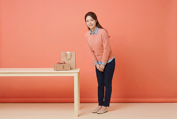 JPG 편집이미지 옷 여자 포즈 탁자 표정 선물 미소 상자 쇼핑백 주황색 인사 의료성형뷰티 편집실사 AI포토 AI인물포토 AI콘텐츠 컬러 가구 가방 사람 예절 CG 파일형식 잡화 생활용품 오브젝트