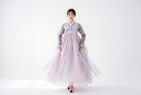 JPG 모델 편집이미지 전통 옷 여자 패션 포즈 백그라운드 스튜디오 한국 웃음 보라색 전통의상 한복 의료성형뷰티 편집실사 AI인물포토 AI콘텐츠 한국전통 아시아 컬러 표정 사람 CG 파일형식 AI포토 나라