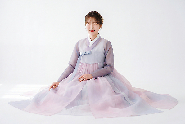 JPG 모델 편집이미지 한국문화 전통 옷 여자 패션 포즈 백그라운드 한국 앉기 보라색 전통의상 한복 의료성형뷰티 편집실사 AI인물포토 AI콘텐츠 동양문화 한국전통 아시아 컬러 모션 사람 CG 파일형식 AI포토 나라 문화