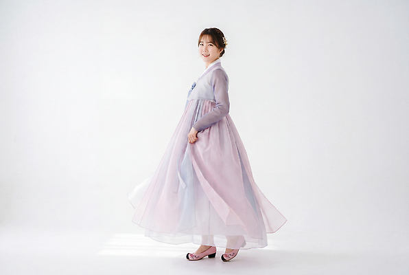 JPG 모델 편집이미지 전통 옷 여자 포즈 스튜디오 한국 웃음 보라색 한복 의료성형뷰티 편집실사 AI인물포토 AI콘텐츠 한국전통 아시아 컬러 표정 사람 전통의상 CG 파일형식 AI포토 나라