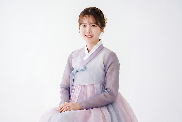 JPG 모델 편집이미지 전통 옷 여자 문화 포즈 한국 앉기 보라색 전통의상 한복 의료성형뷰티 편집실사 AI인물포토 AI콘텐츠 한국전통 아시아 컬러 모션 사람 CG 파일형식 AI포토 나라