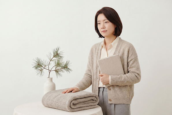 JPG 식물 편집이미지 손 옷 여자 가정 탁자 일상 책 꽃병 담요 심플 밝은색 의료성형뷰티 편집실사 AI인물포토 AI콘텐츠 꽃 가구 사람 라이프 신체부위 CG 파일형식 AI포토 생활용품 생활 오브젝트