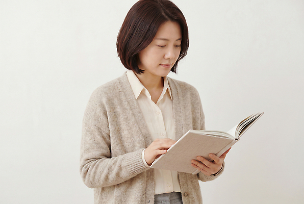 JPG 편집이미지 여자 실내 일상 책 학습 독서 분위기 집중 읽기 관심 의료성형뷰티 편집실사 AI인물포토 AI콘텐츠 교육 컨셉 모션 사람 내부 라이프 CG 파일형식 AI포토 생활