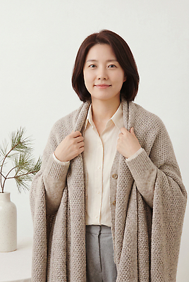 JPG 편집이미지 옷 여자 패션 실내 일상 편안함 오브젝트 의료성형뷰티 스타일 차분 편집실사 AI인물포토 AI콘텐츠 컨셉 사람 내부 라이프 감각 CG 파일형식 AI포토 생활